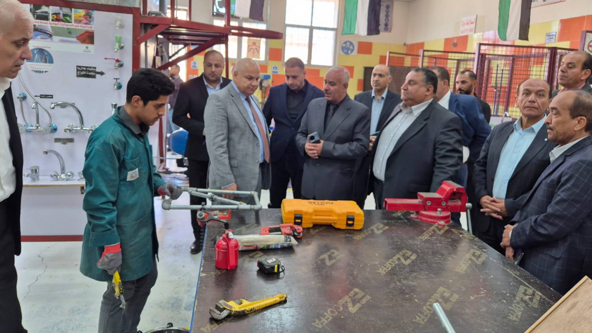 وزير العمل خالد البكار خلال الجولة إلى محافظة المفرق