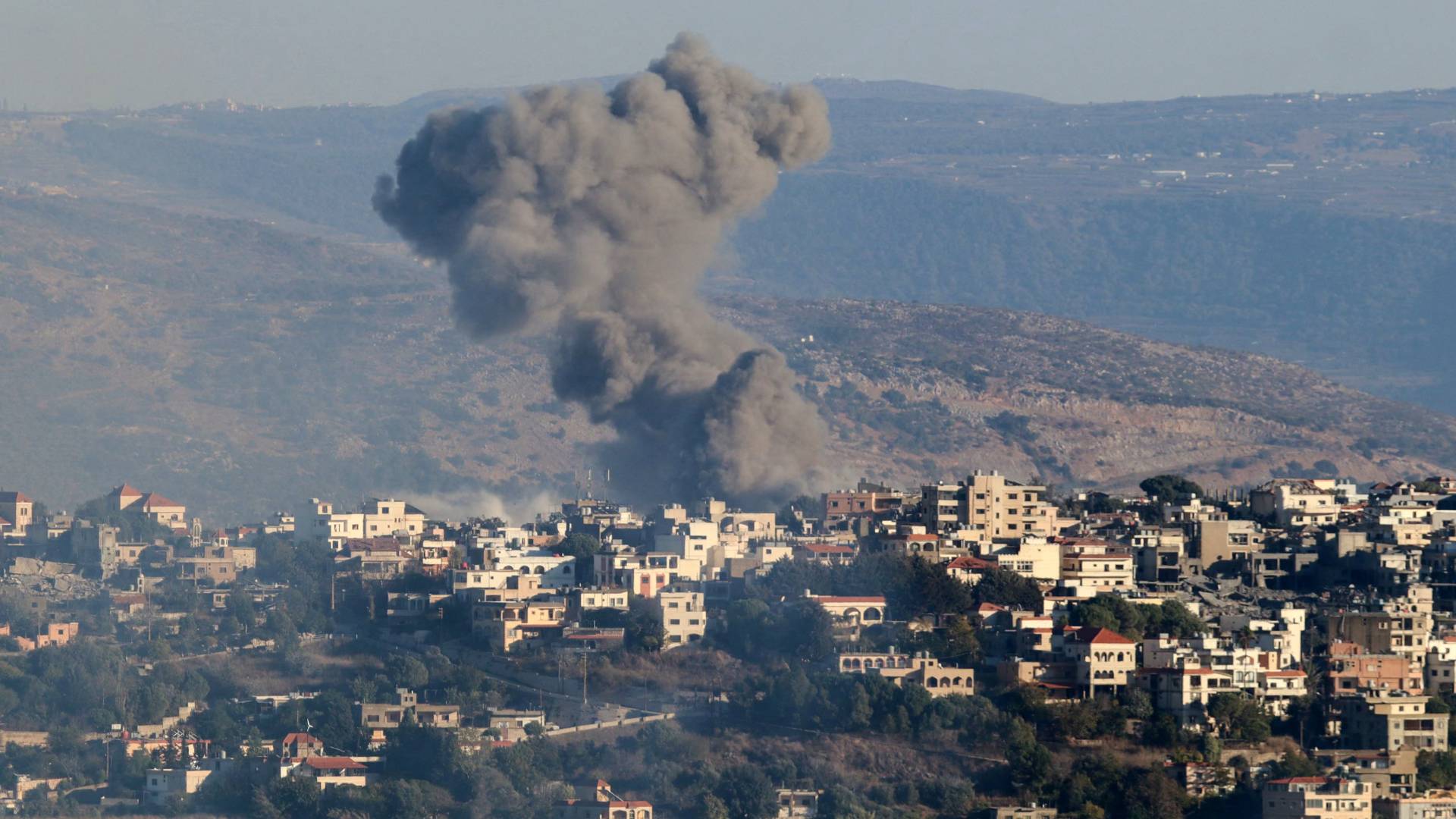 دخان يتصاعد من موقع غارة جوية للاحتلال استهدفت قرية الخيام الحدودية بجنوب لبنان
