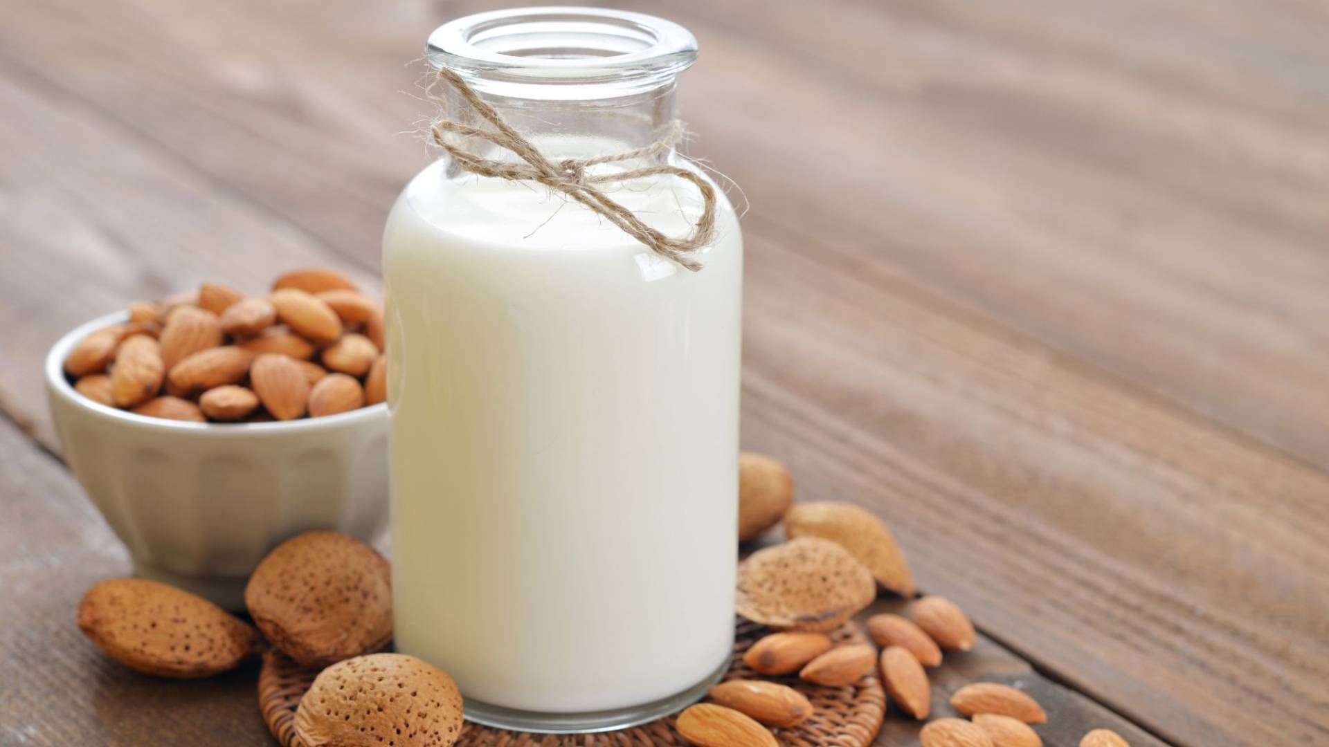 صورة تظهر وعاء حليب اللوز