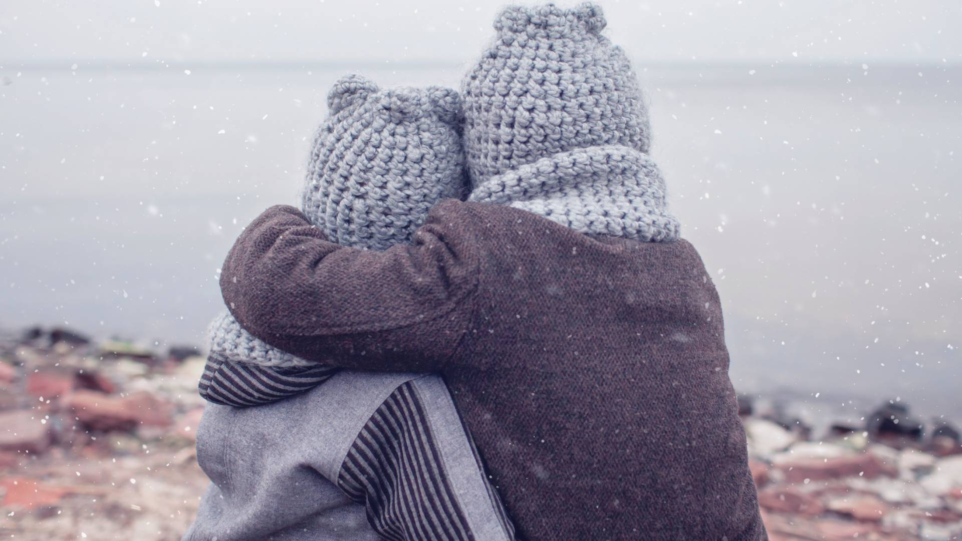 طفلان يرتديان ملابس دافئة