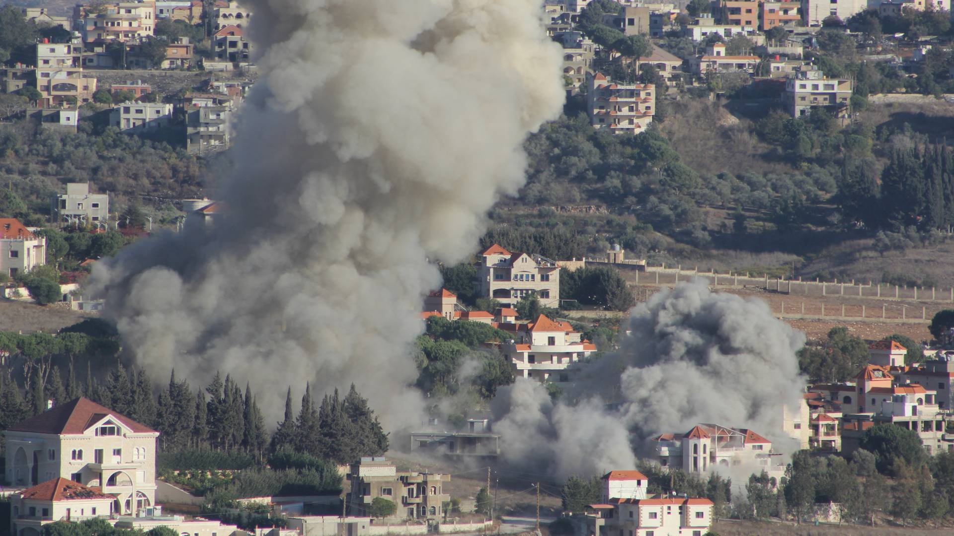 تصاعد أعمدة الدخان من جراء القصف العنيف