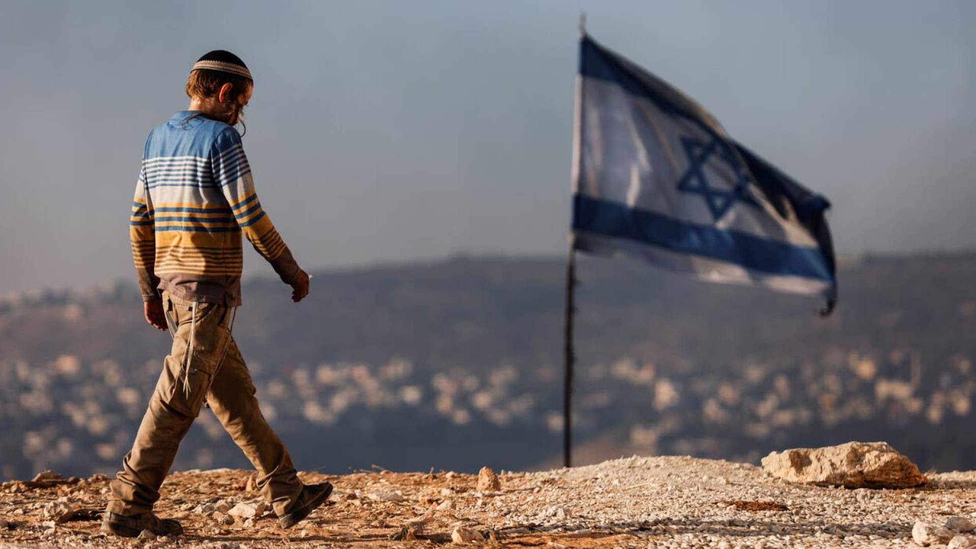 مستوطن بجانب علم الاحتلال - أرشيفية