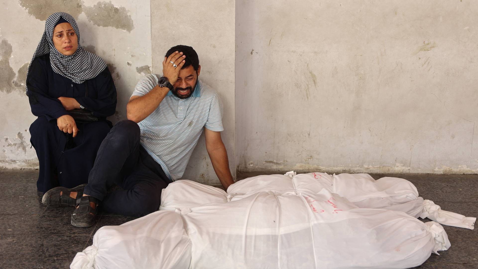 فلسطينيون يبكون على جثث أقاربهم الذين استشهدوا في عدوان الاحتلال في شمال غزة