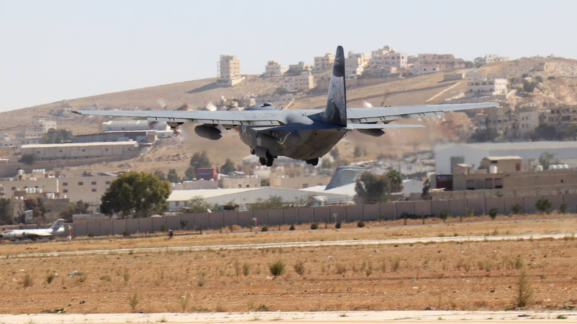 طائرة المساعدات