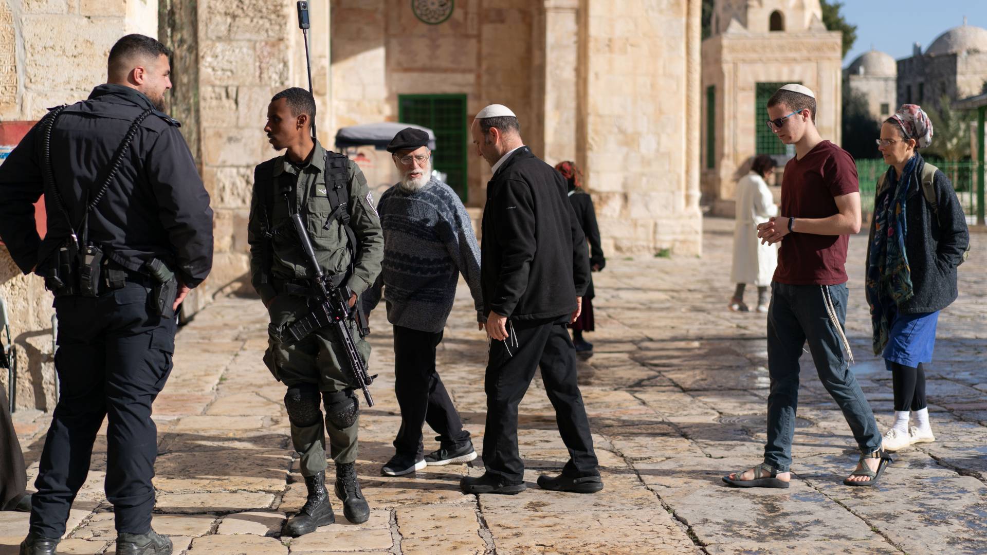 مستوطنون يقتحمون الأقصى