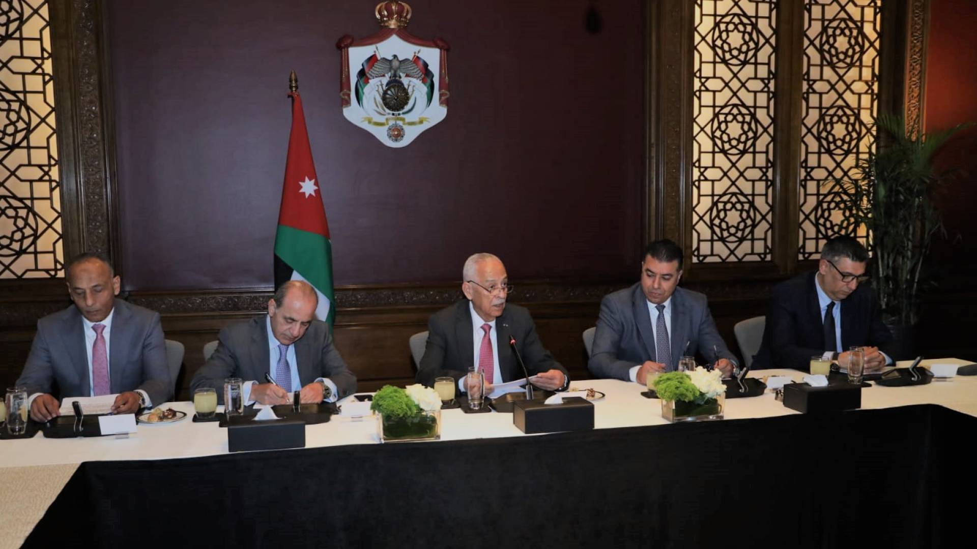 متابعة لزيارة الملك للطفيلة.. العيسوي يلتقي وجهاء وممثلين عن أبناء وبنات المحافظة