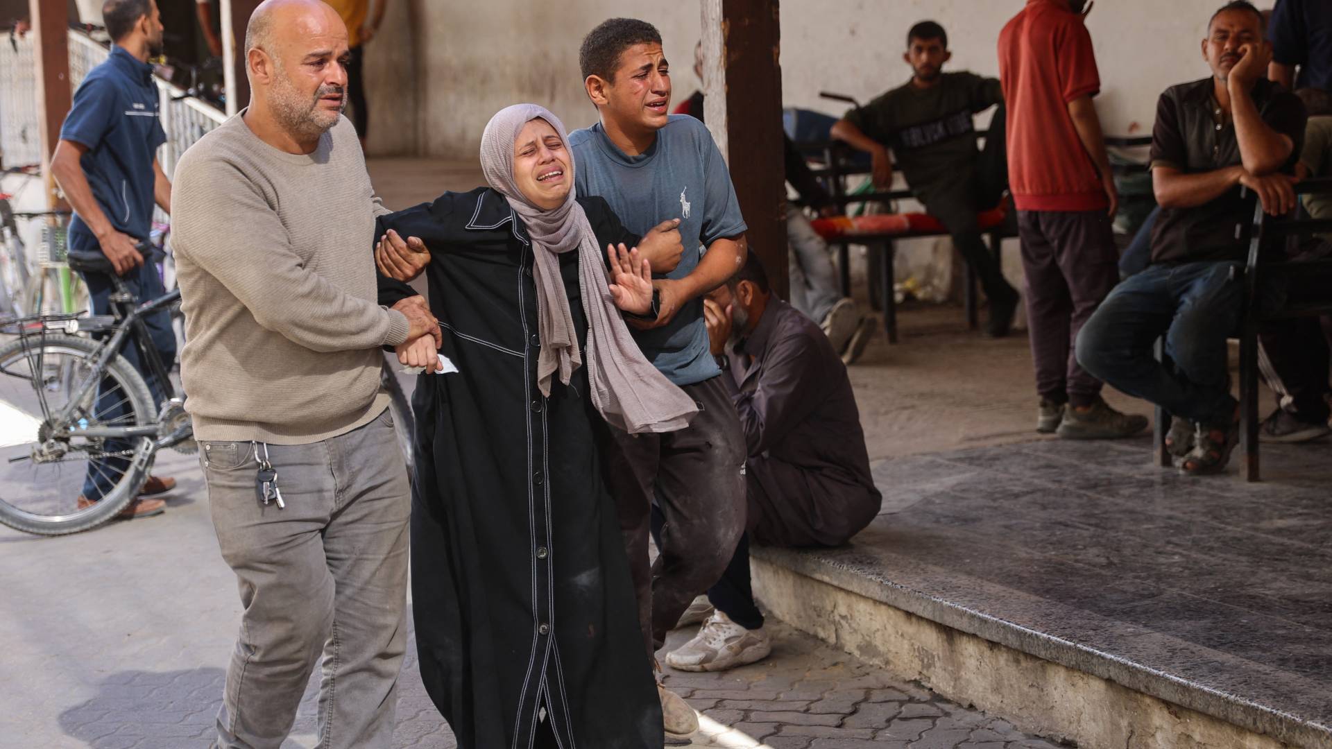 فلسطينية تبكي أحد أفراد عائلتها في غزة