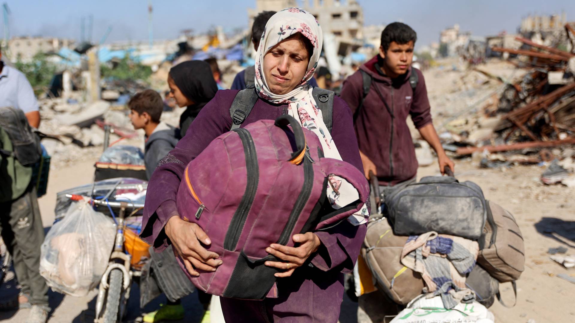 فلسطينية تبحث عن مأوى آمن