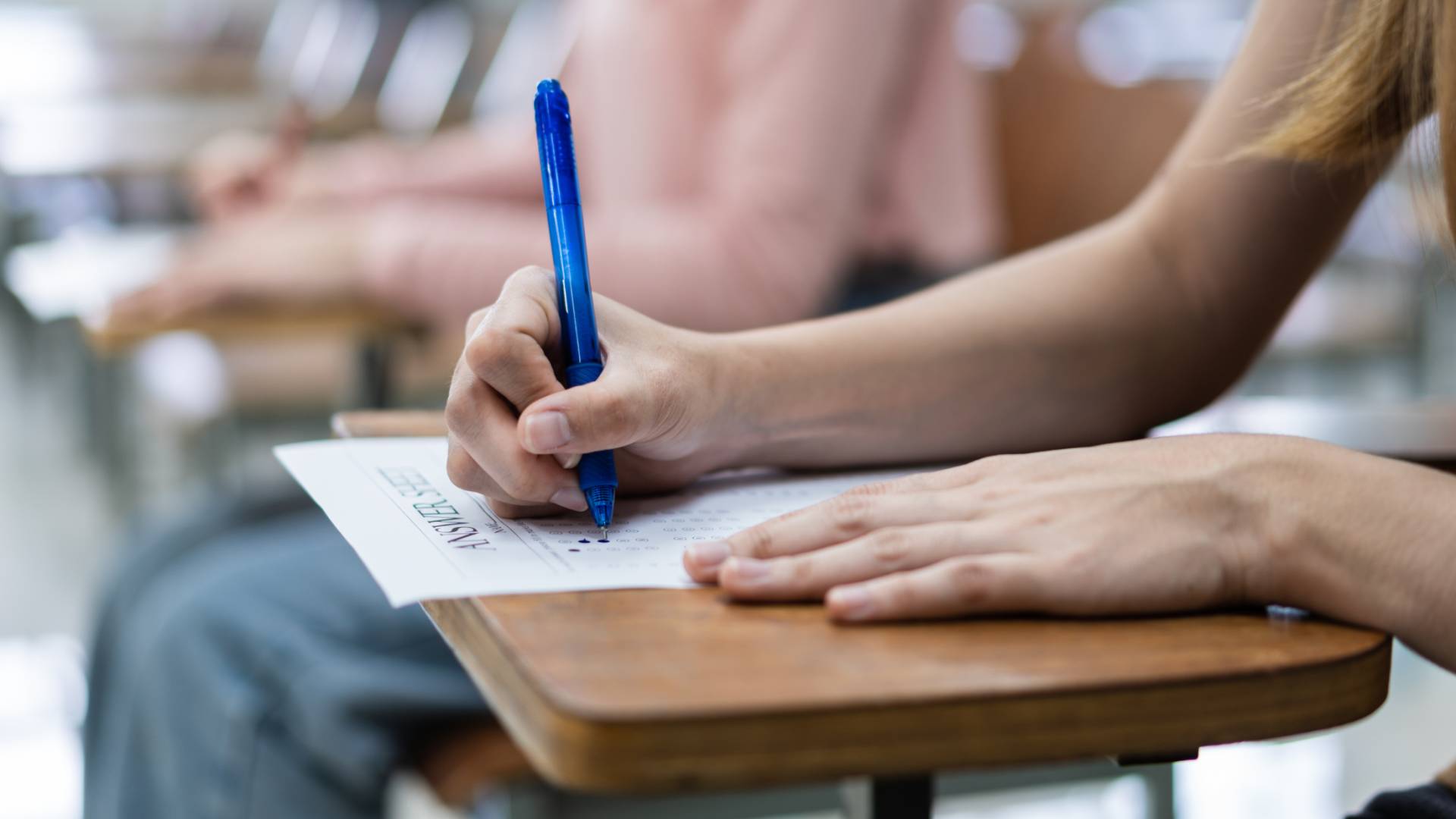 طالب يقدم امتحان