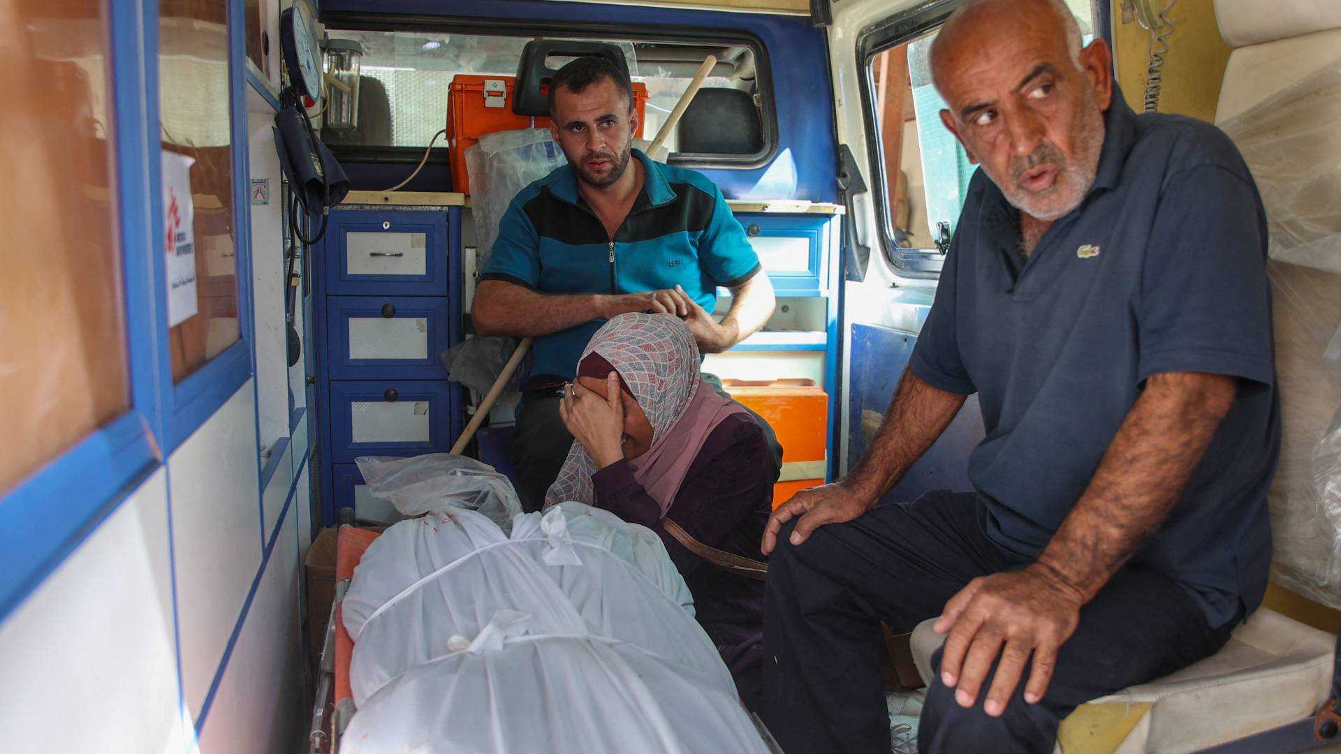 فلسطينية تودع أفراد من عائلتها في غزة