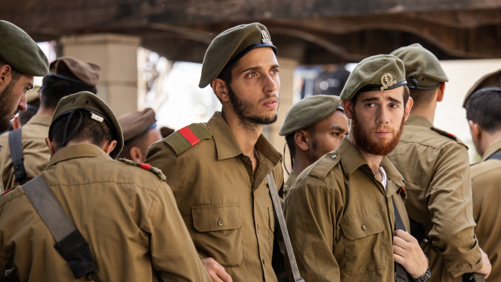 أفراد من جيش hghpjghg يحضرون جنازة جندي آخر - أرشيفية