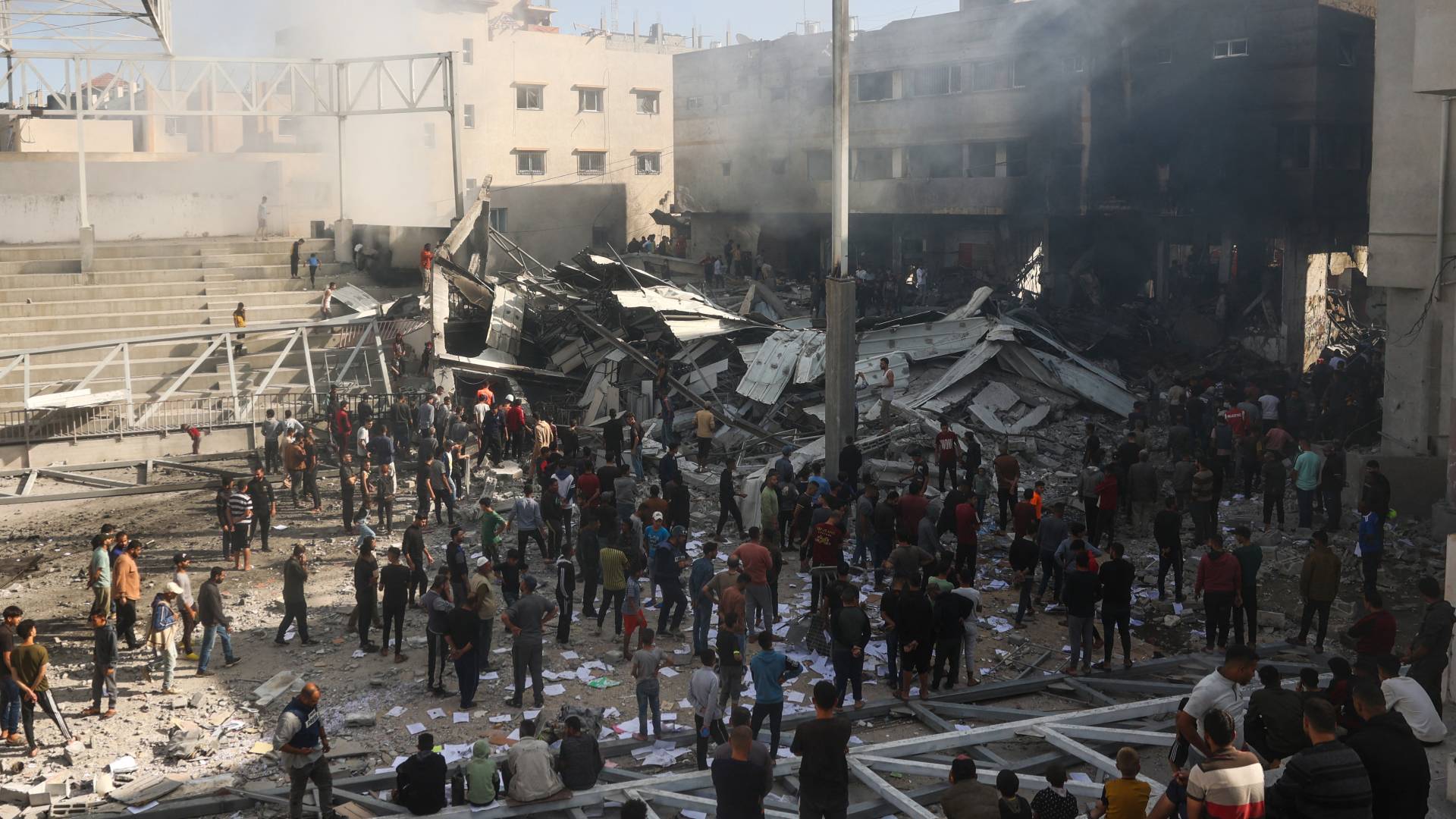 آثار الدمار الذي خلفه القصف العنيف على منطقة في غزة