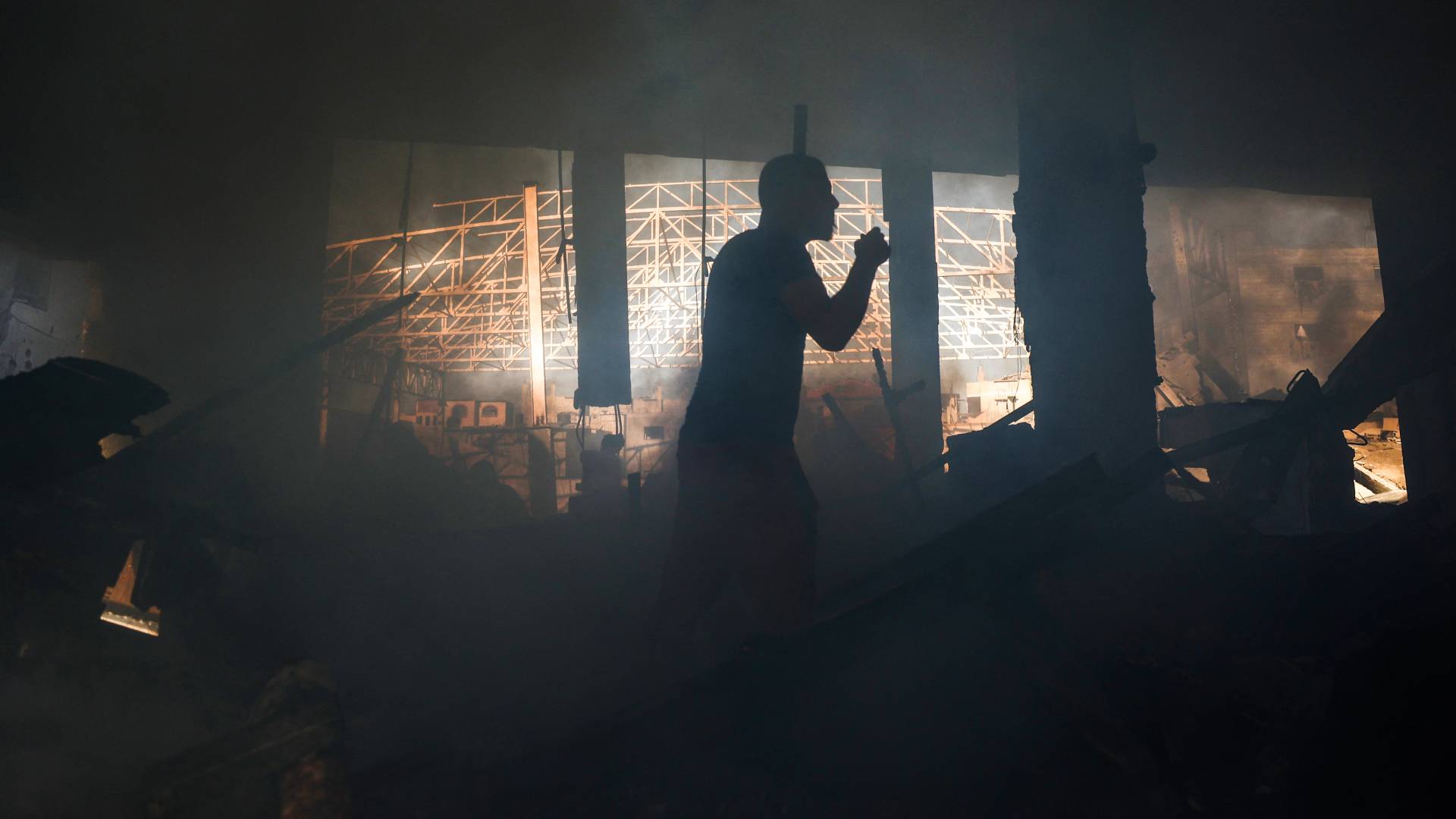 شخص داخل منزل تعرض للقصف