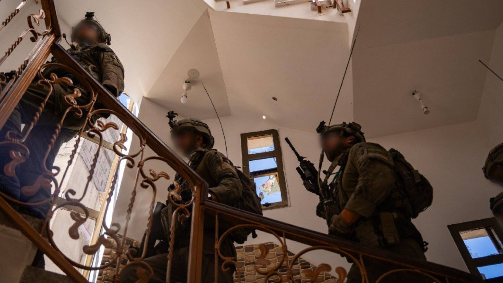 قوات الاحتلال داخل مبنى في غزة