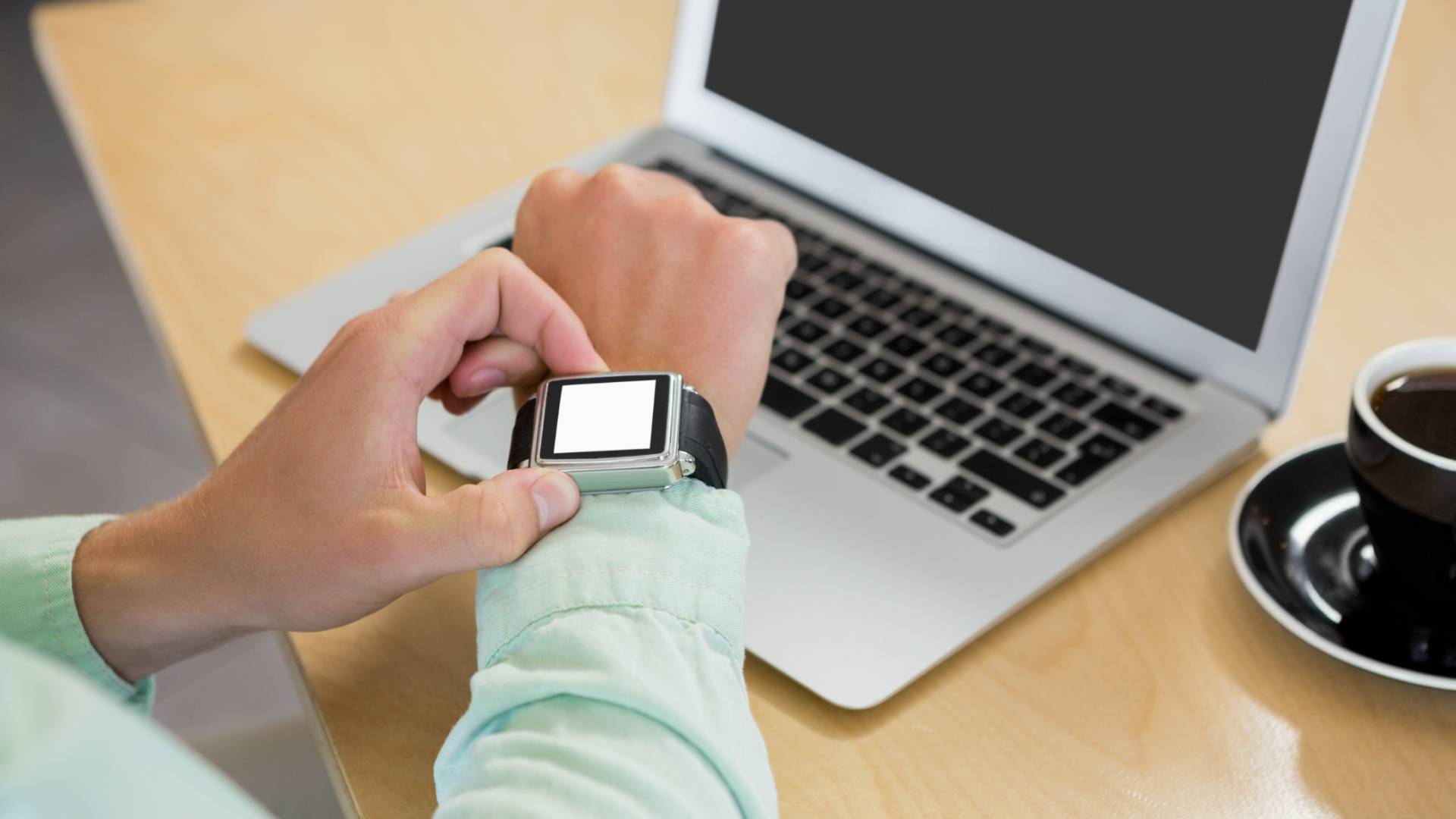 شخص يقوم بتعديل الوقت بساعة يدوية