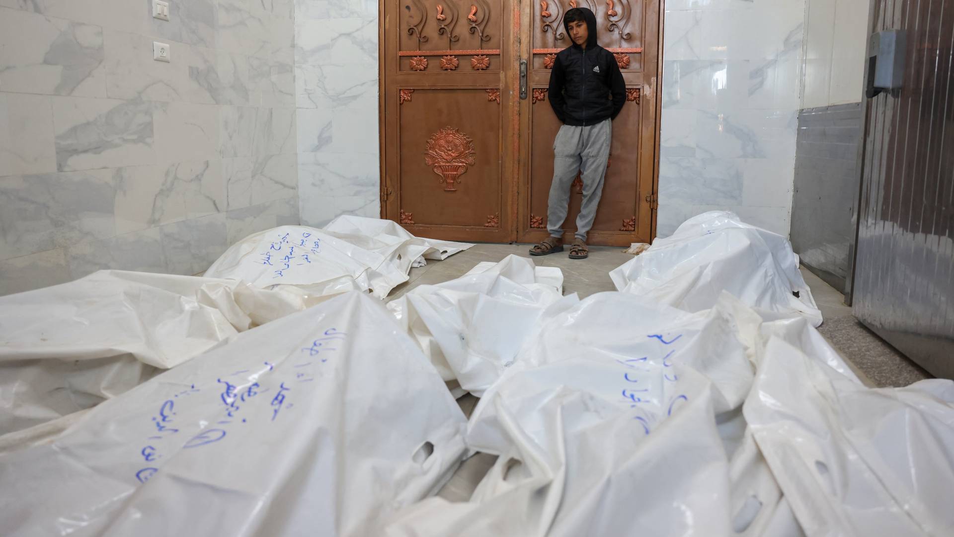 فلسطيني يودع أفراد عائلته في قطاع غزة