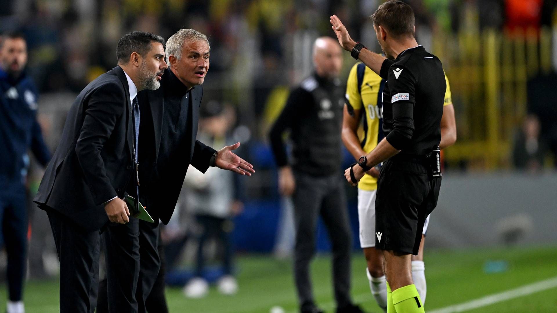 مورينيو لحظة طرده