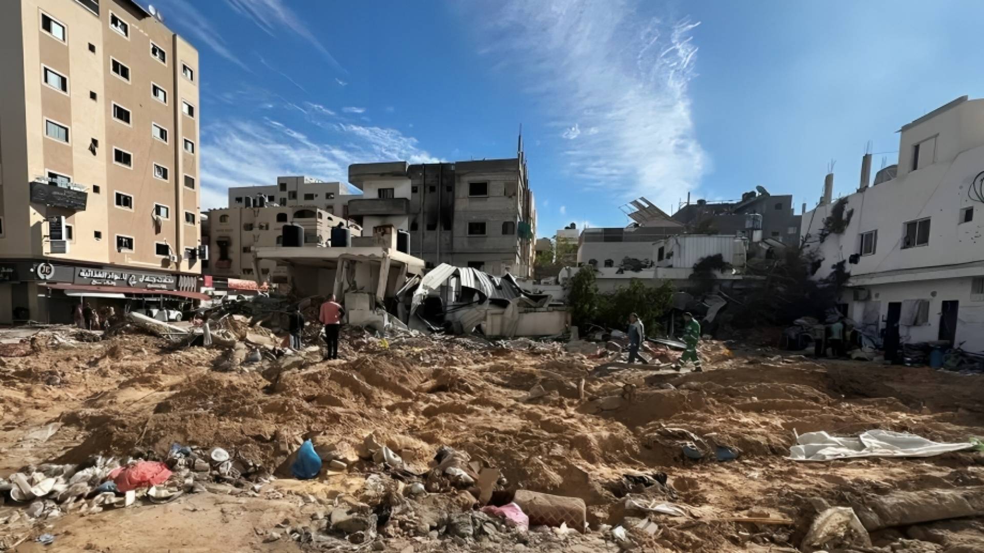 آثار الدمار في محيط مستشفى كمال عدوان بغزة