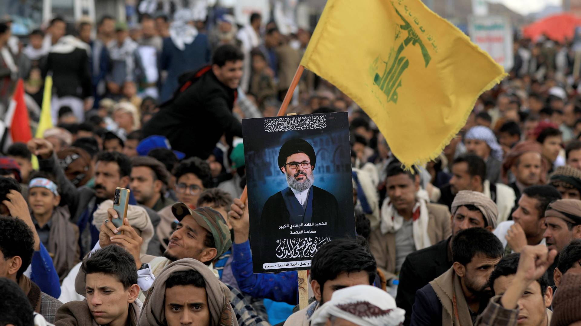 رفع صورة هاشم صفي الدين وعلم حزب الله في اليمن