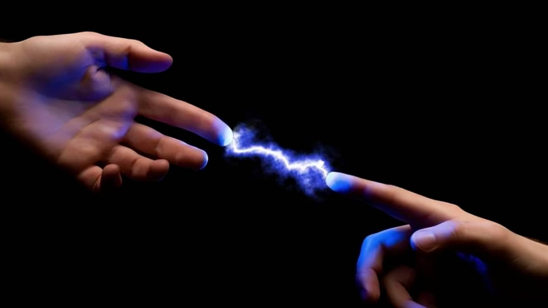 لسعات كهرباء من شخص لآخر