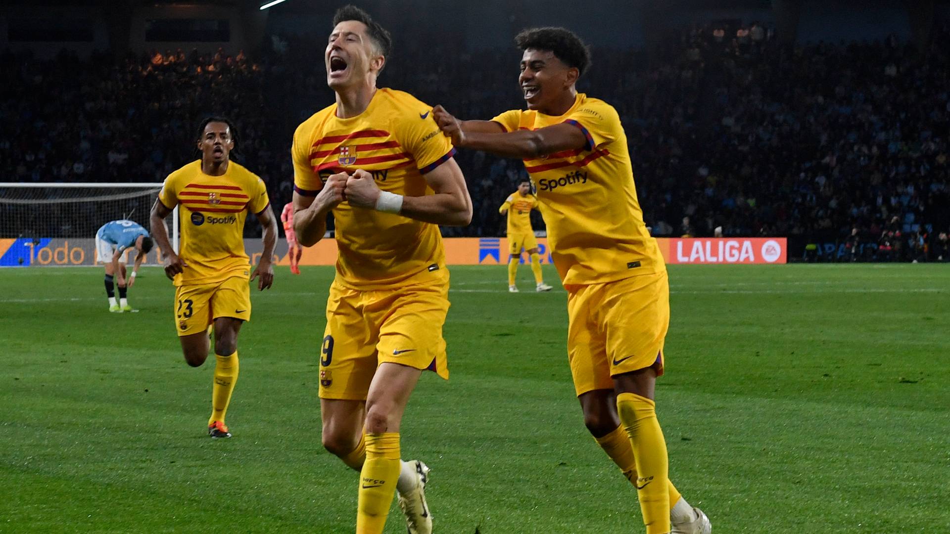 لاعبو برشلونة يحتفلون بهدف سابق