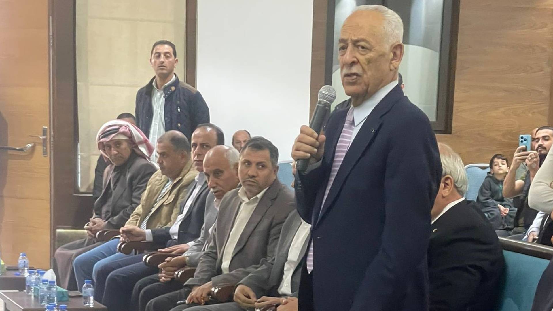 مندوبا عن الملك وولي العهد.... العيسوي يعزي عشيرة النصيرات