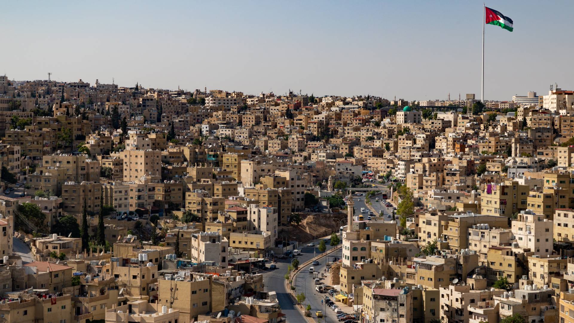 لقطة عامة تظهر مبان سكنية في عمان