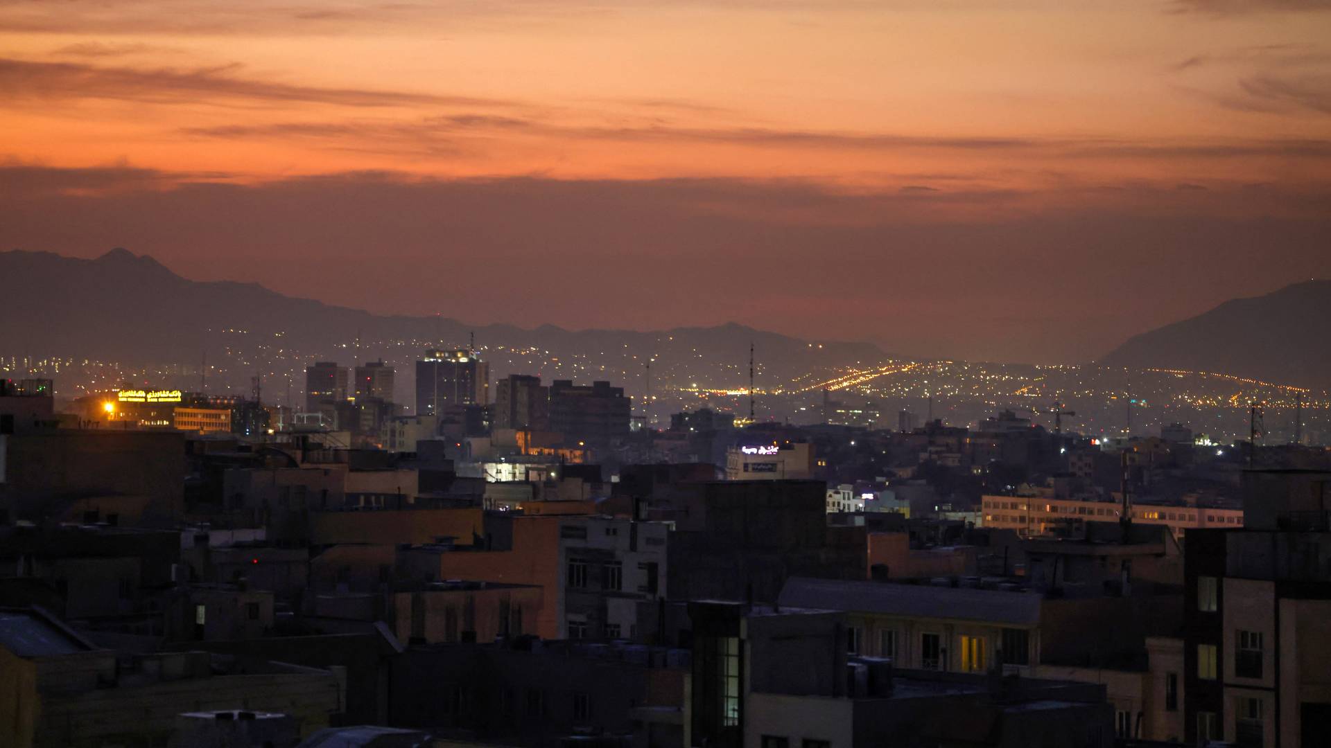 لقطة عامة لطهران بعد سماع عدة انفجارات