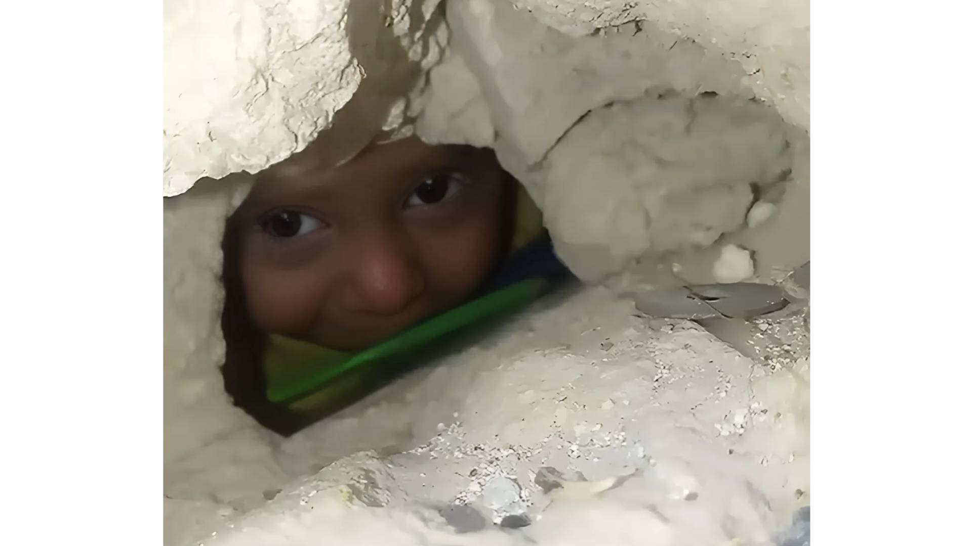 رضيع بين صخور