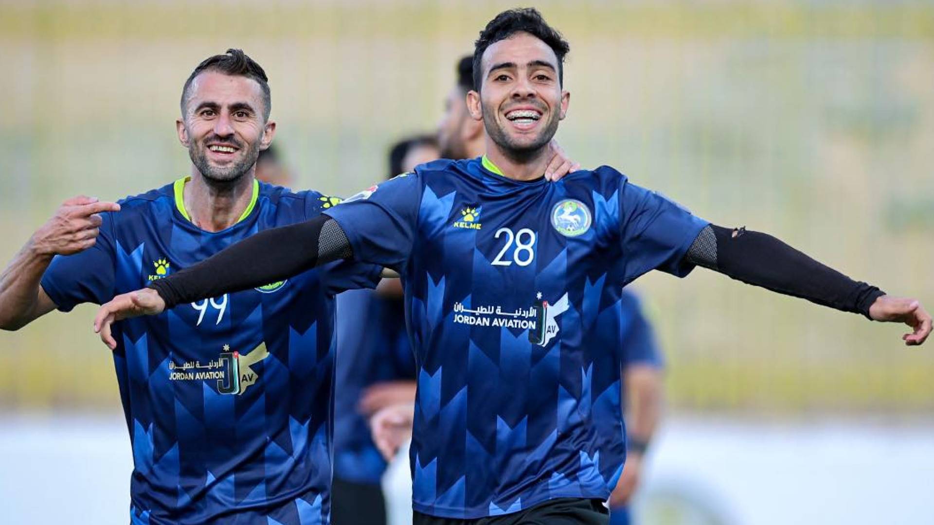 لاعبو السلط يحتفلون بهدف في مرمى الرمثا