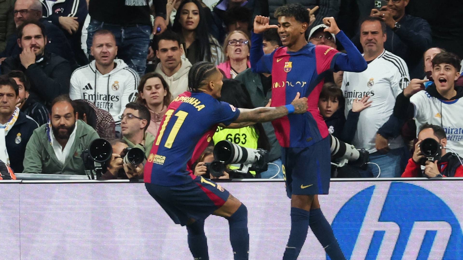 لاعبو برشلونة يحتفلون بهدف