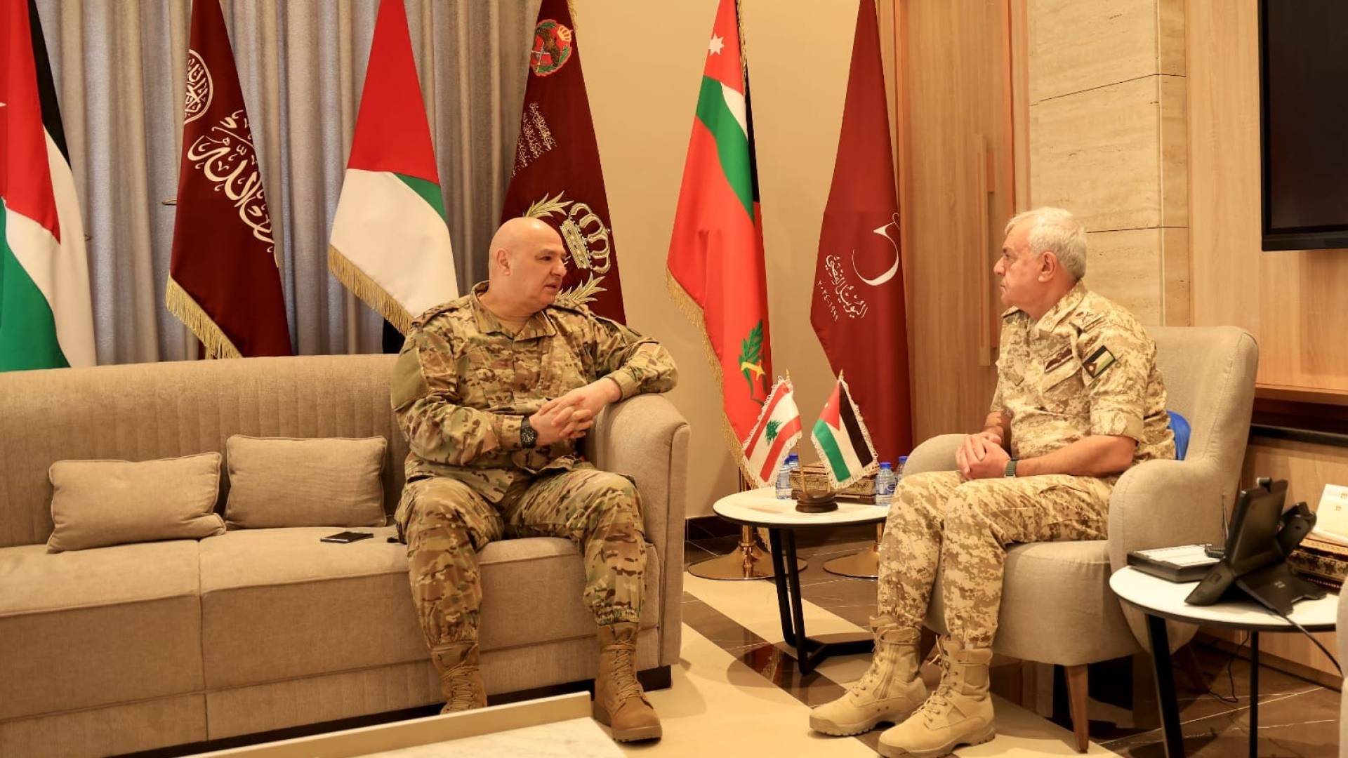رئيس هيئة الأركان المشتركة اللواء الركن يوسف أحمد الحنيطي وقائد الجيش اللبناني العماد جوزيف عون
