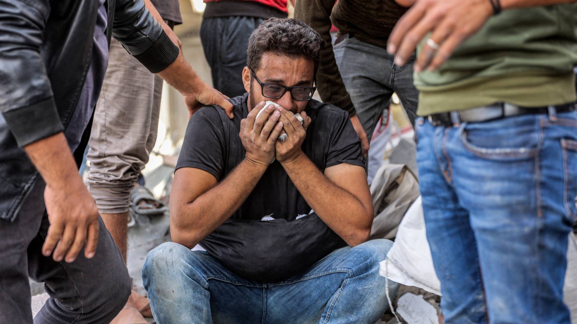 فلسطيني يبكي أحد أفراد عائلته في غزة