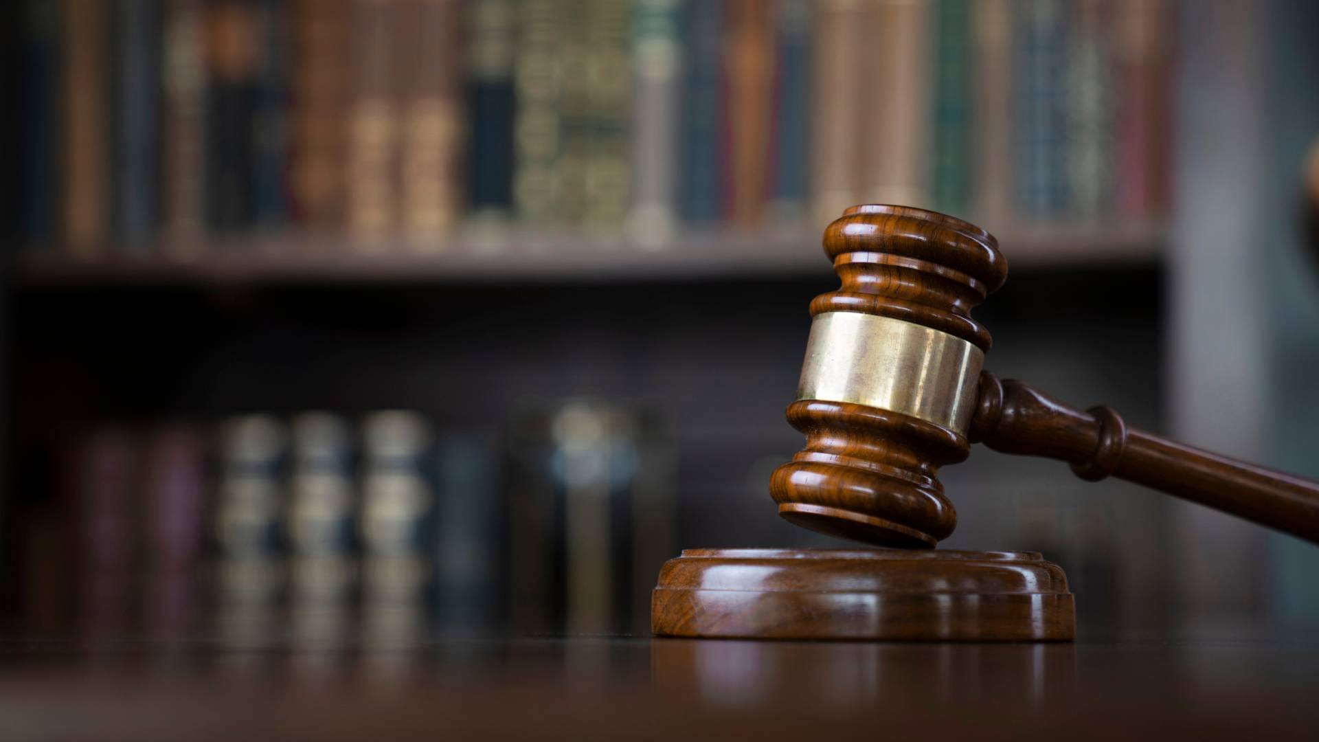 صورة تعبر عن مطرقة القاضي