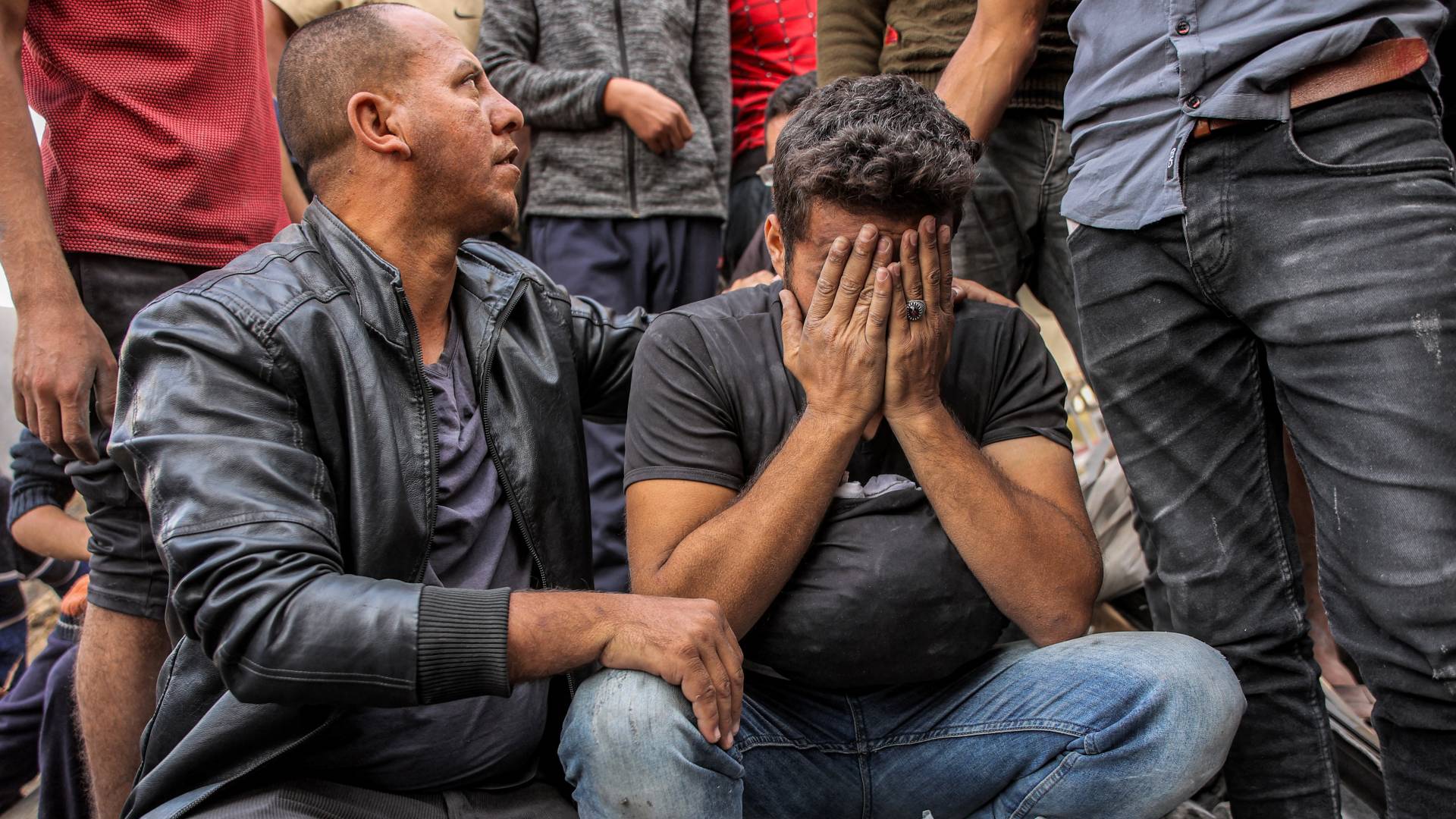 فلسطيني يبكي أحد أفراد عائلته في قطاع غزة