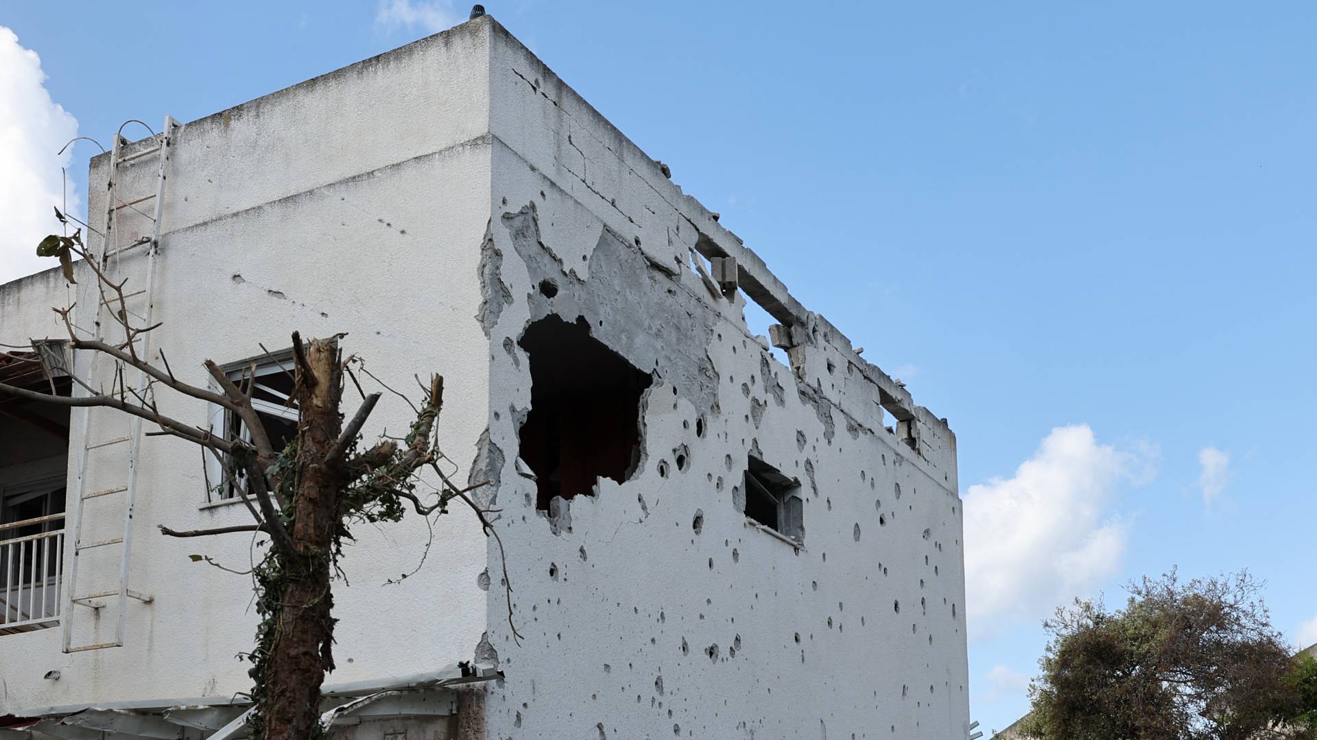 إصابة مبنى في شمال فلسطين بصواريخ حزب الله