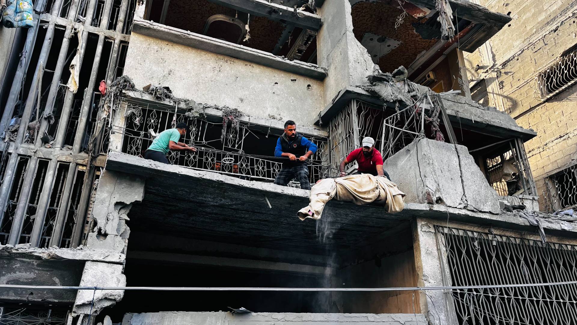 انتشال شهيد في غزة