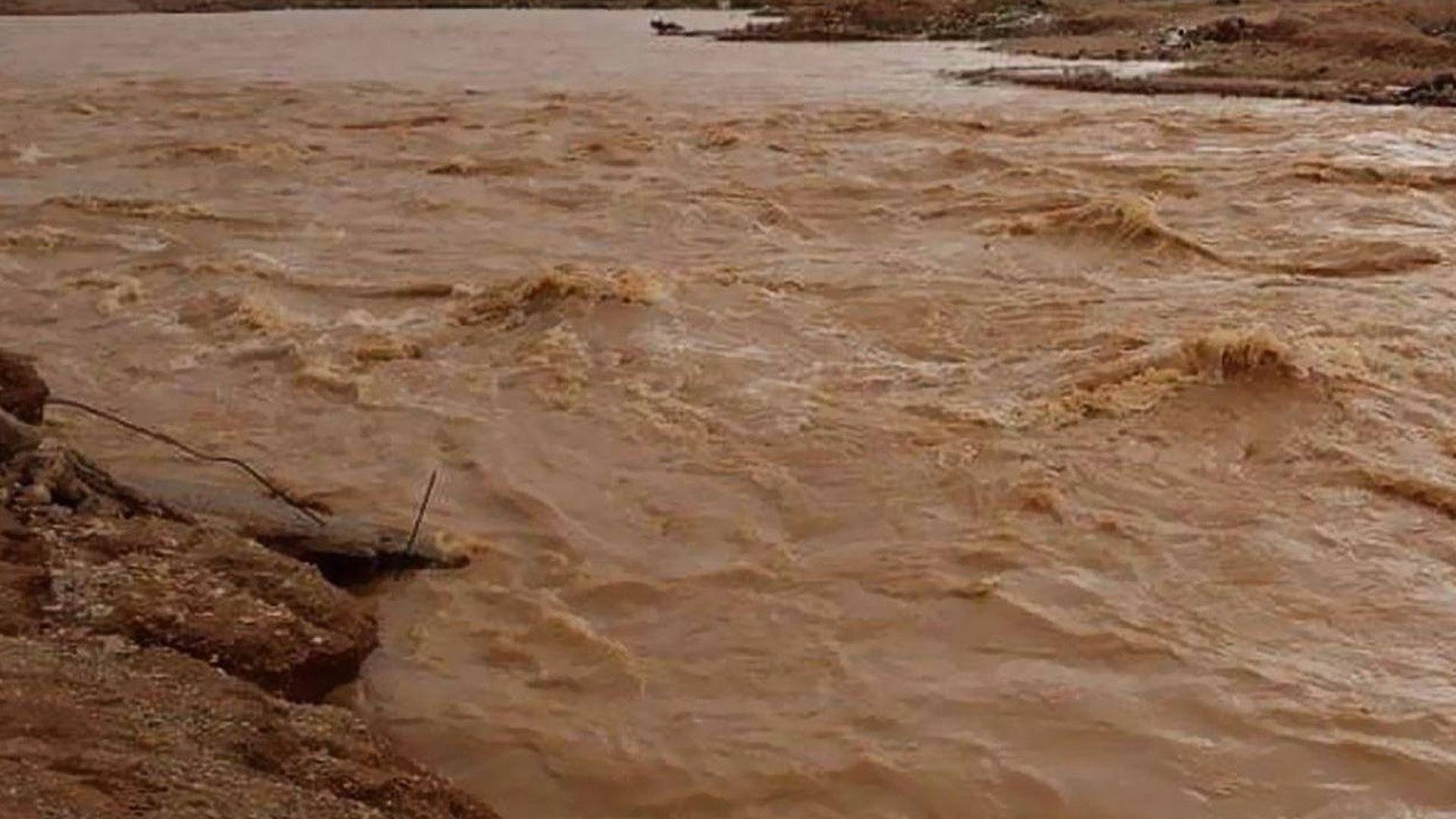 بالفيديو.. أمطار غزيرة تتسبب بتشكل السيول في الأزرق