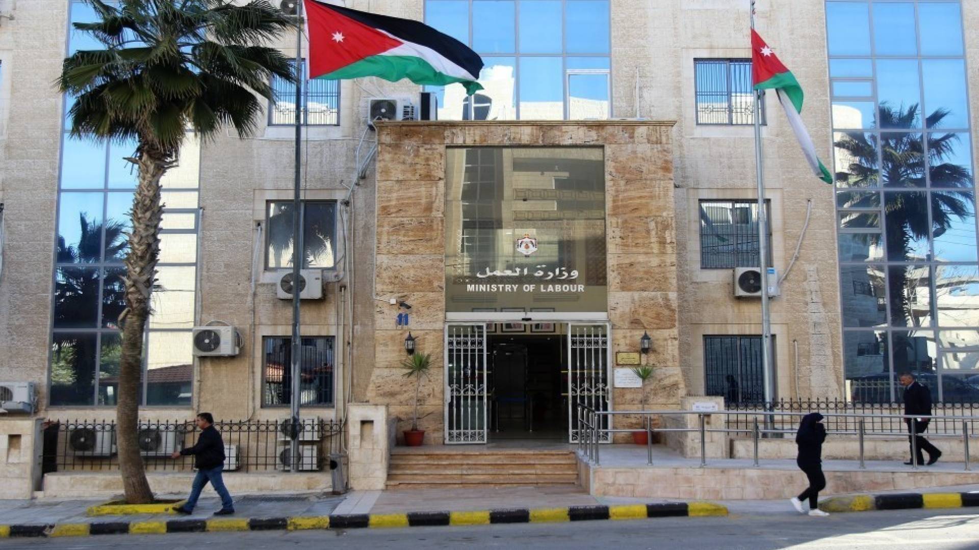 وزارة العمل توضح حول عدم تشغيل أردنيين في مول تجاري بالكرك