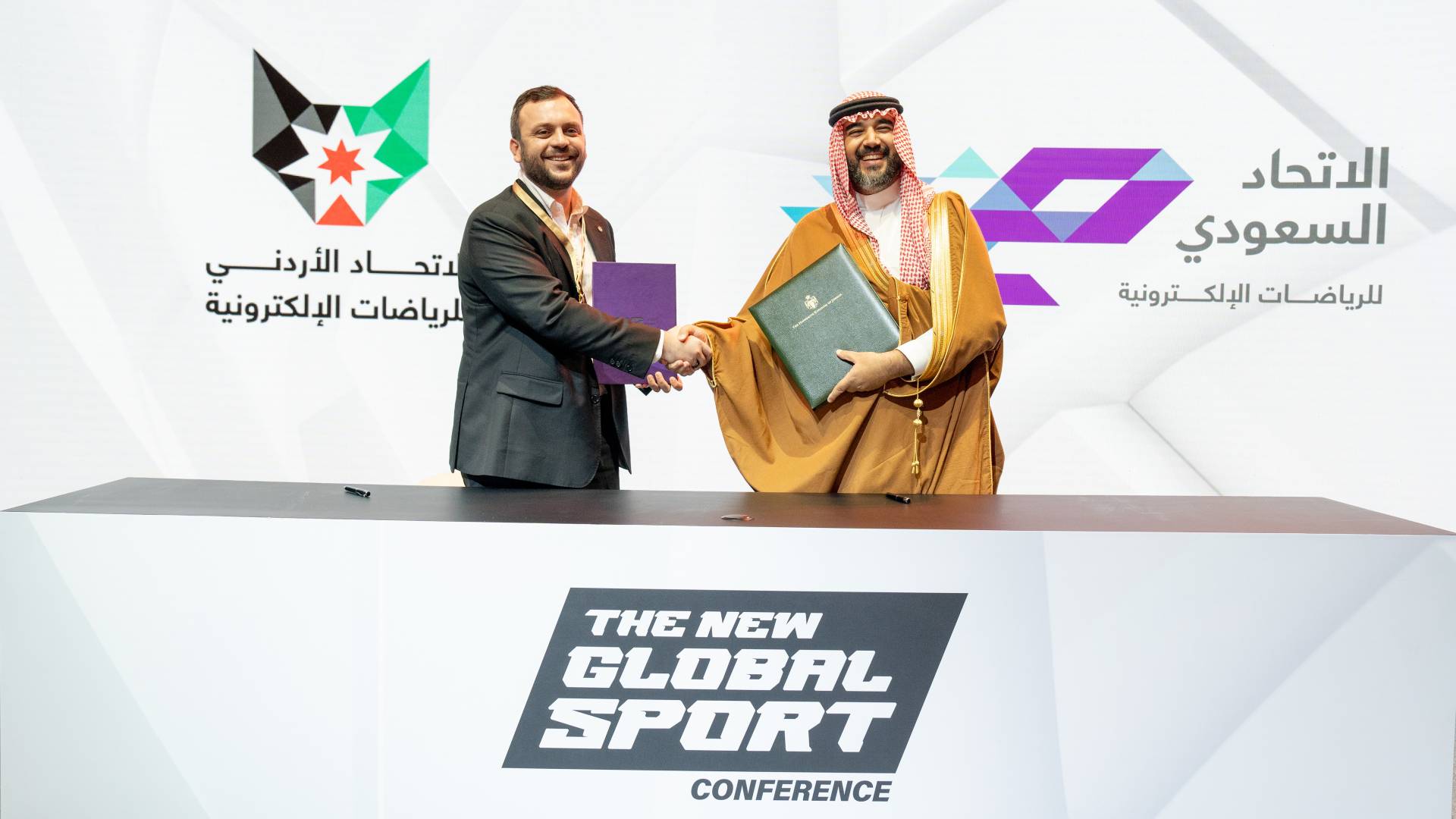 من حفل التوقيع