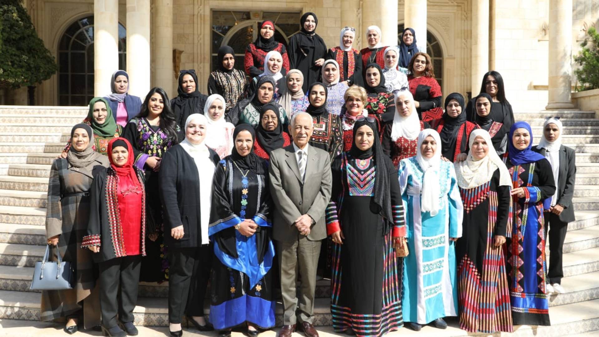 رئيس الديوان الملكي يلتقي وفدا نسائيا