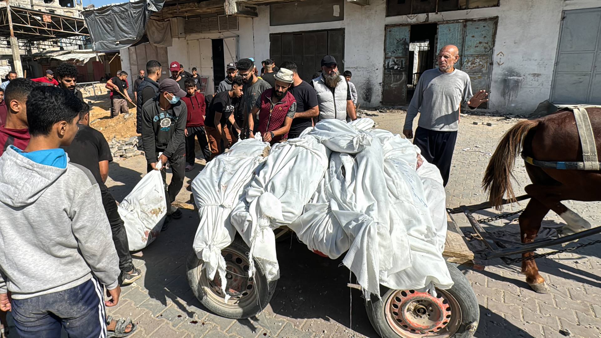 أشلاء شهداء إثر مجزرة في غزة