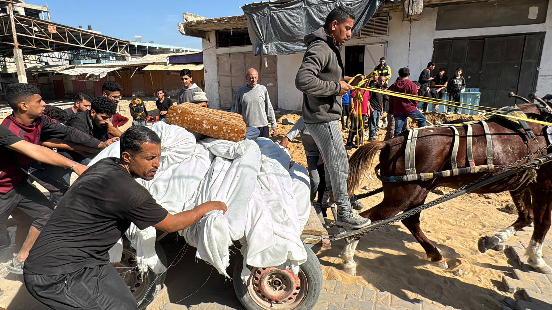 انتشال شهداء وأشلاء شهدا في قطاع غزة