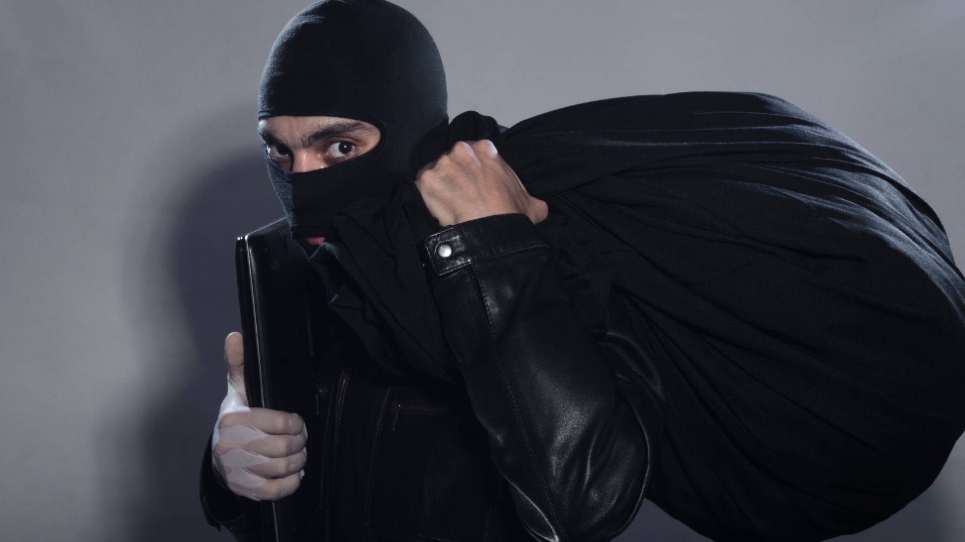 قرار قضائي بحق شخص سلب 76 ألف دينار من فرع بنك في عمان