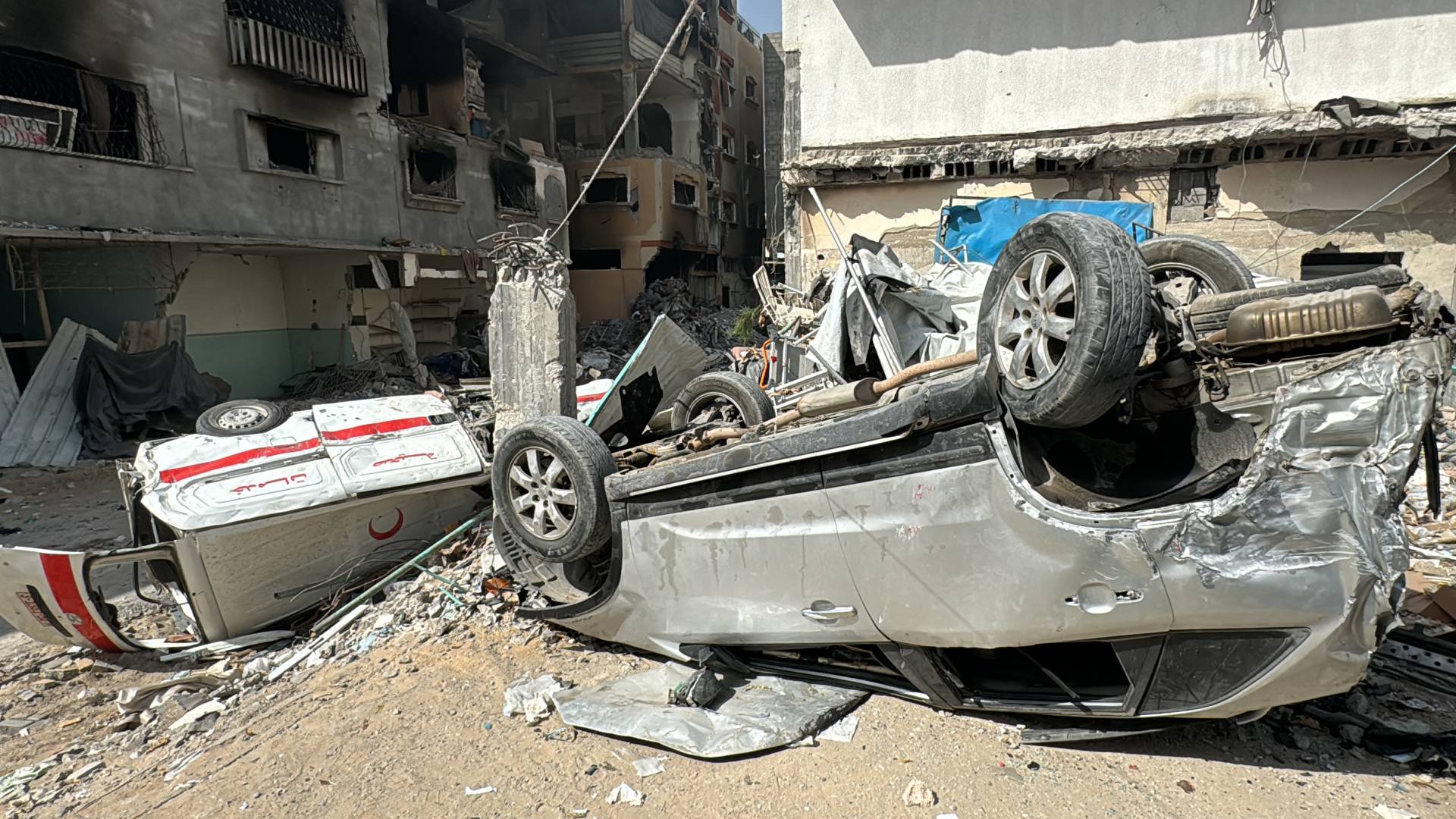 لحظة استهداف سيارة إسعاف في مستشفى كمال عدوان شمال قطاع غزة