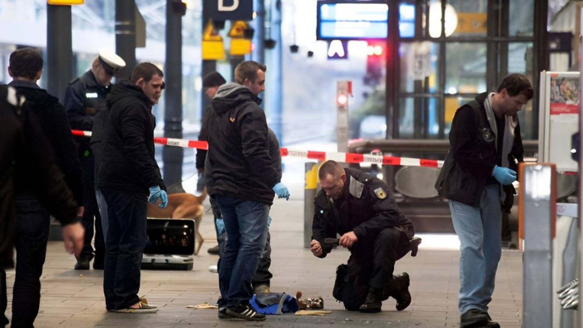 صورة تظهر تفحص حقيبة تحوي مواد متفجرة في ألمانية