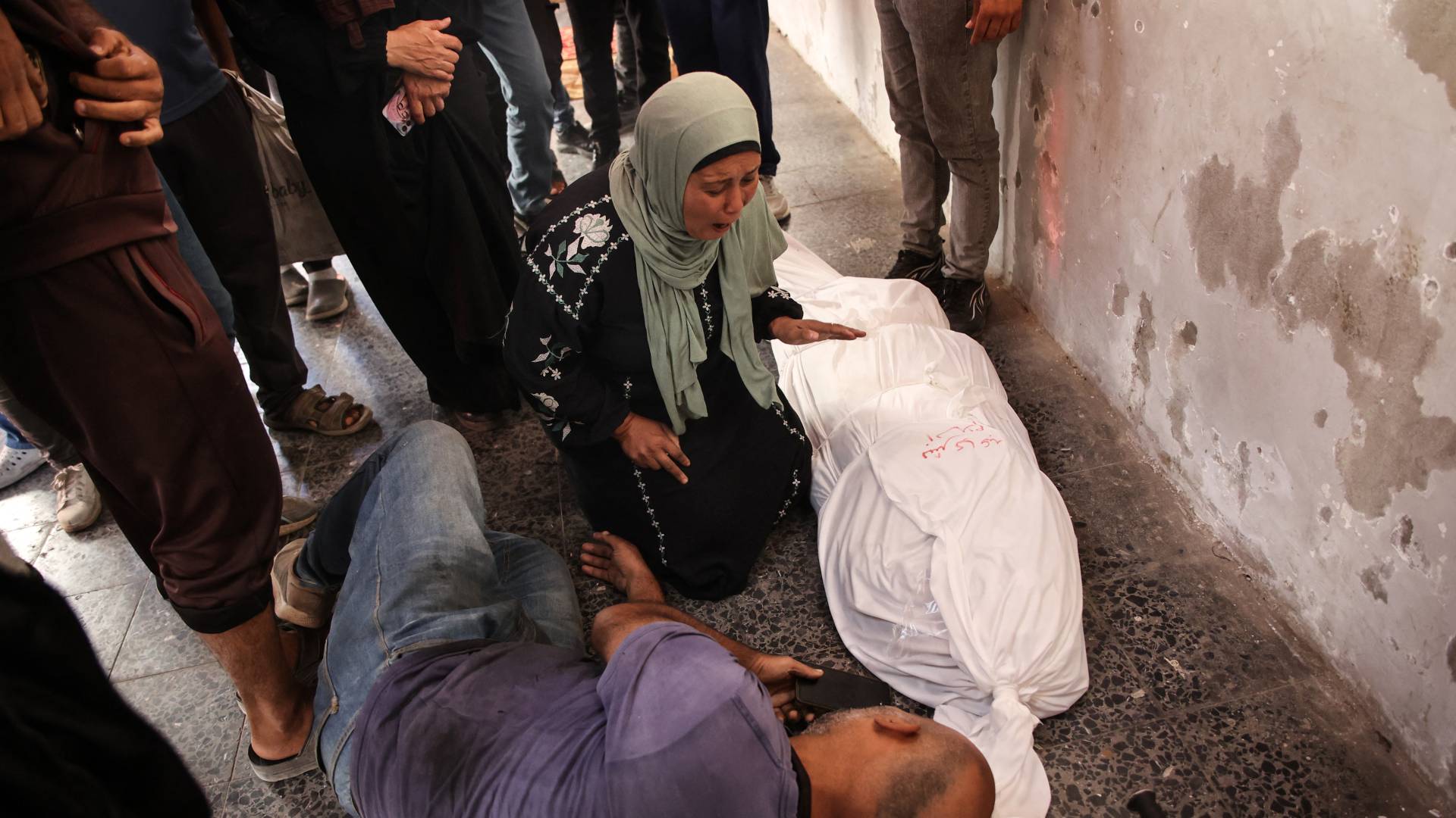 فلسطينية تبكي أحد أفراد عائلتها في غزة