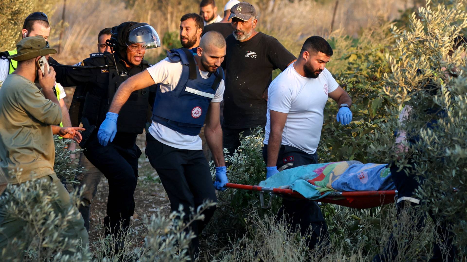 إخلاء قتلى بصواريخ حزب الله