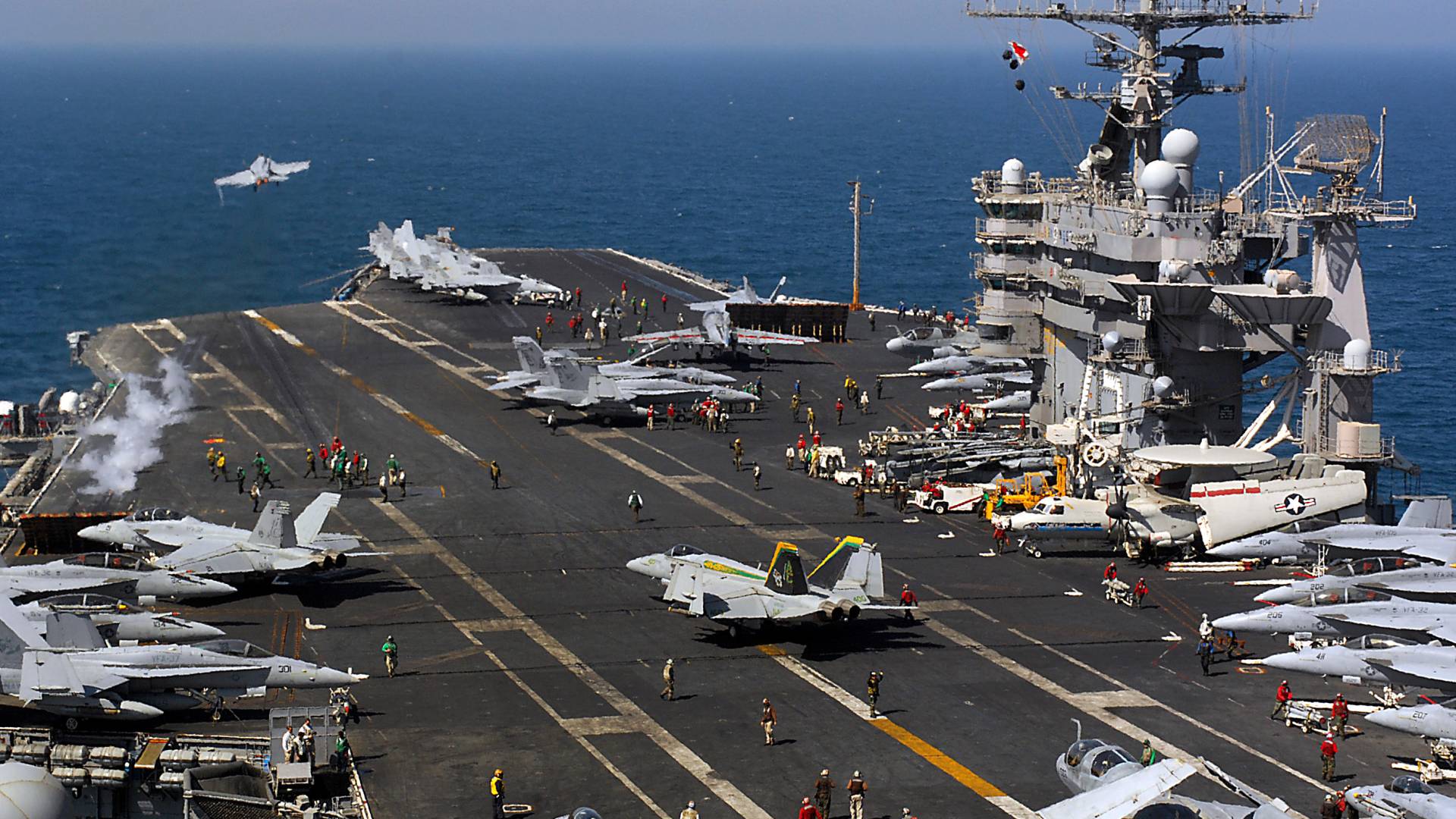 حاملة طائرات وبوارج أمريكية