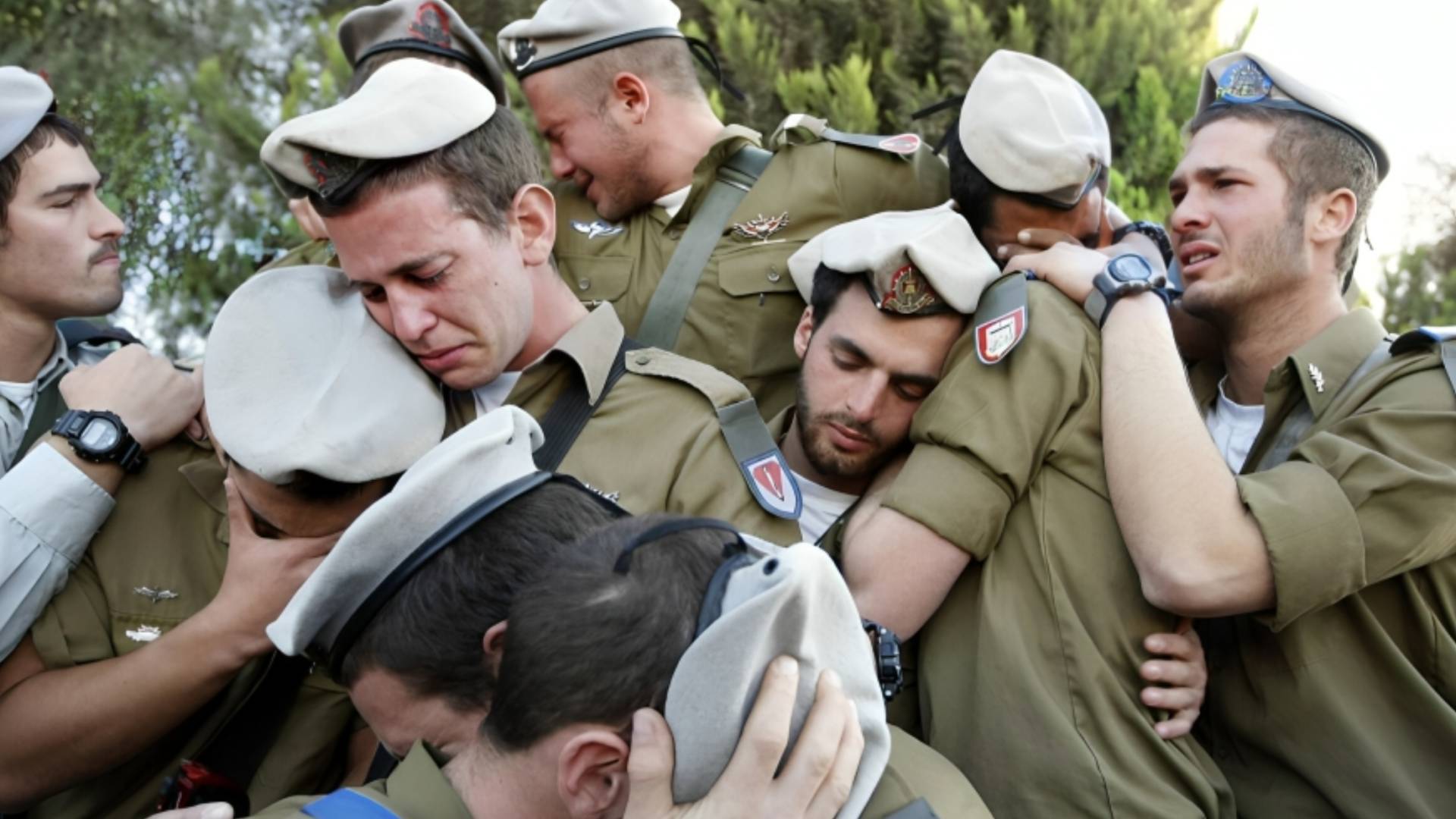 جنود من جيش الاحتلال يبكون